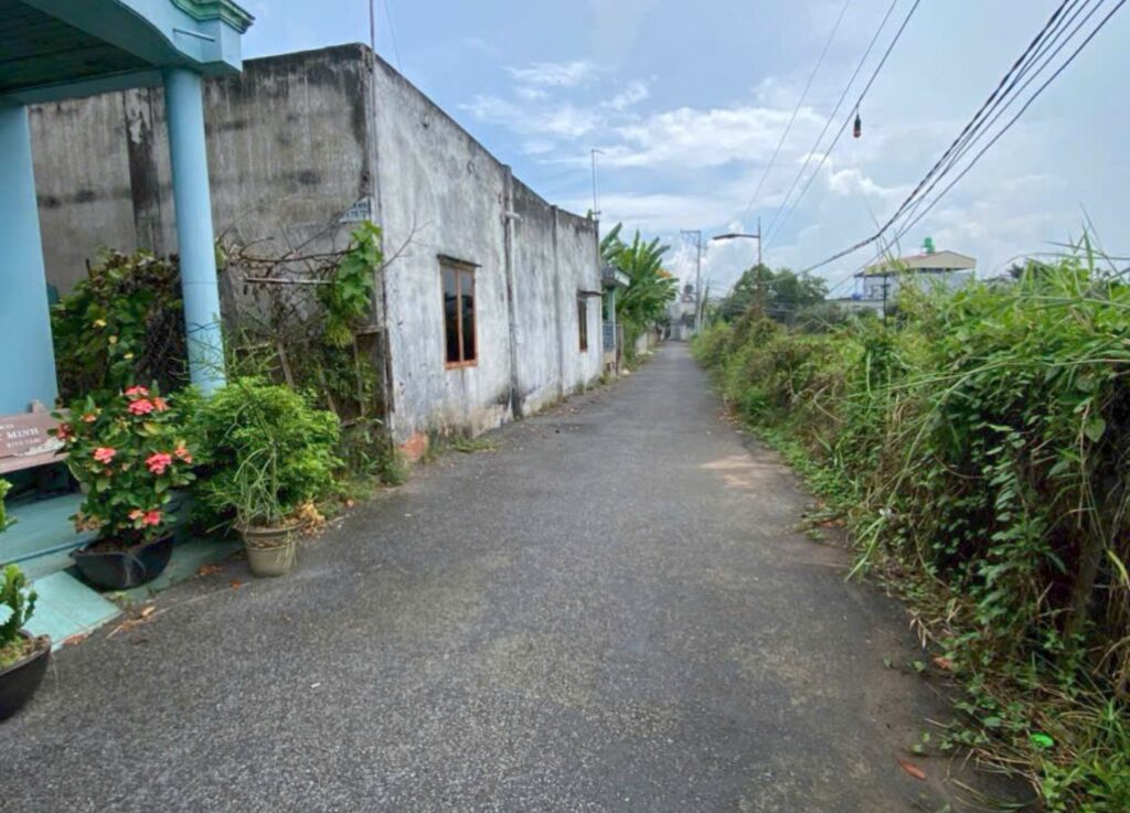 Đường nhựa bên hông kho nhỏ Ấp 1 Đức Hòa Đông, xe tải ra vào thoải mái
