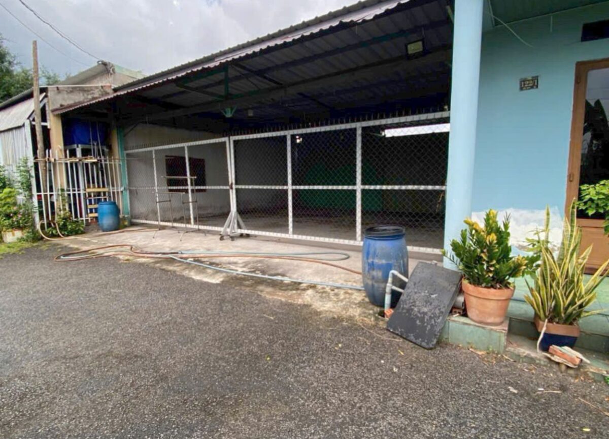 Mặt tiền kho nhỏ Ấp 1 Đức Hòa Đông có mái che rộng, nền sạch sẽ, đường nhựa trước kho thông thoáng