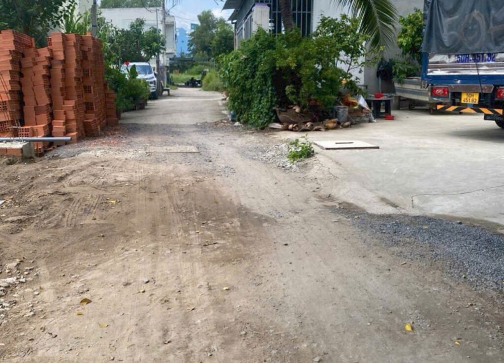 Đường vào nhà mới xây móng kiên cố trung tâm Đức Hòa, xe tải ra vào dễ dàng