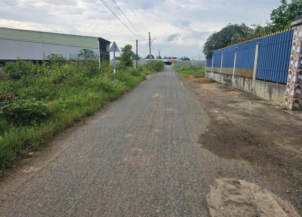 Đường nhựa vào căn nhà gần trường học Đức Hòa