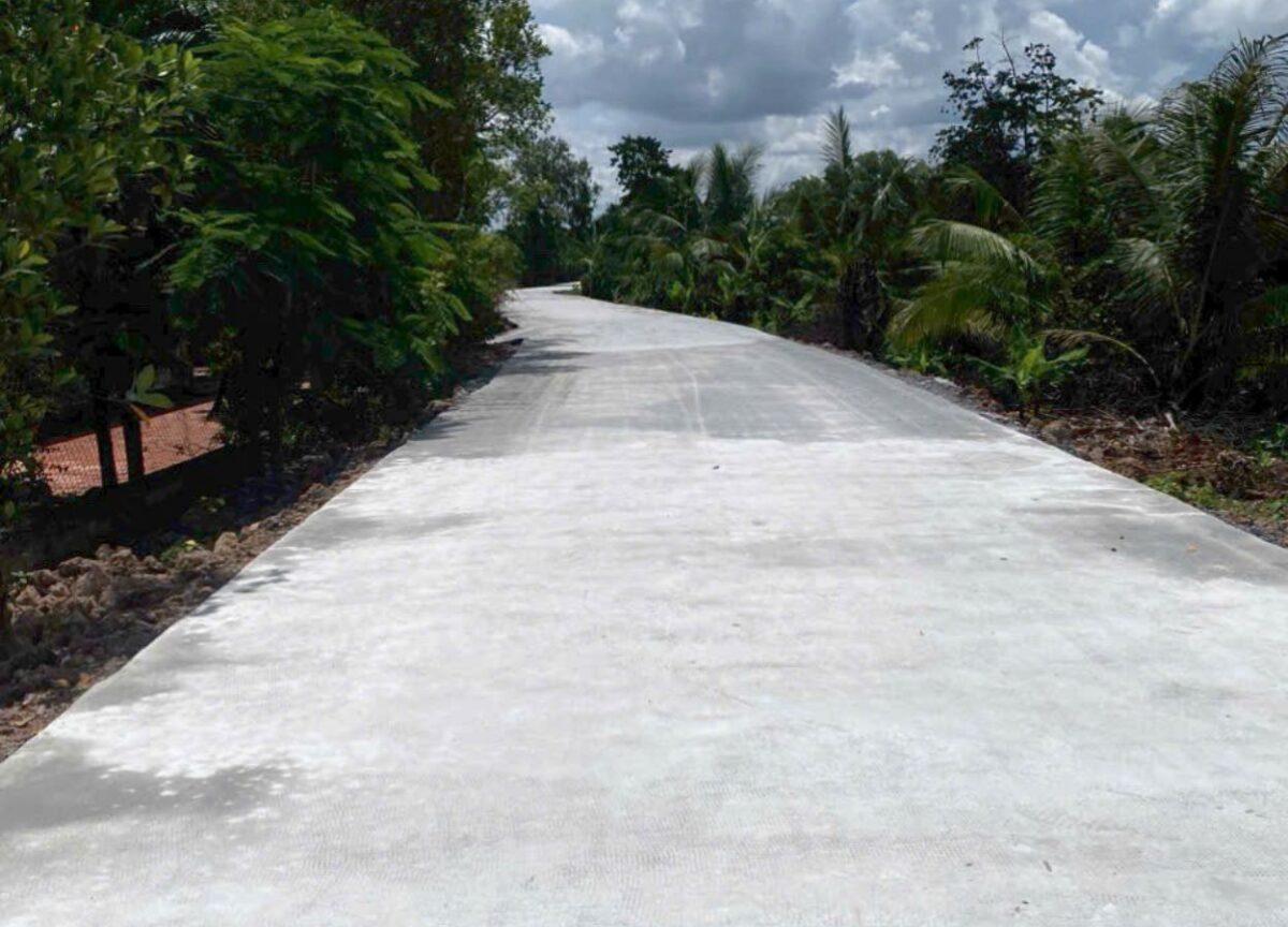 Đường bê tông trước đất mặt tiền kênh sau chợ Đức Hòa, rộng rãi và thông thoáng