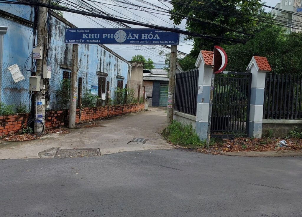 Hẻm trước lô đất nền Trần Thị Thơm, xe hơi vào được