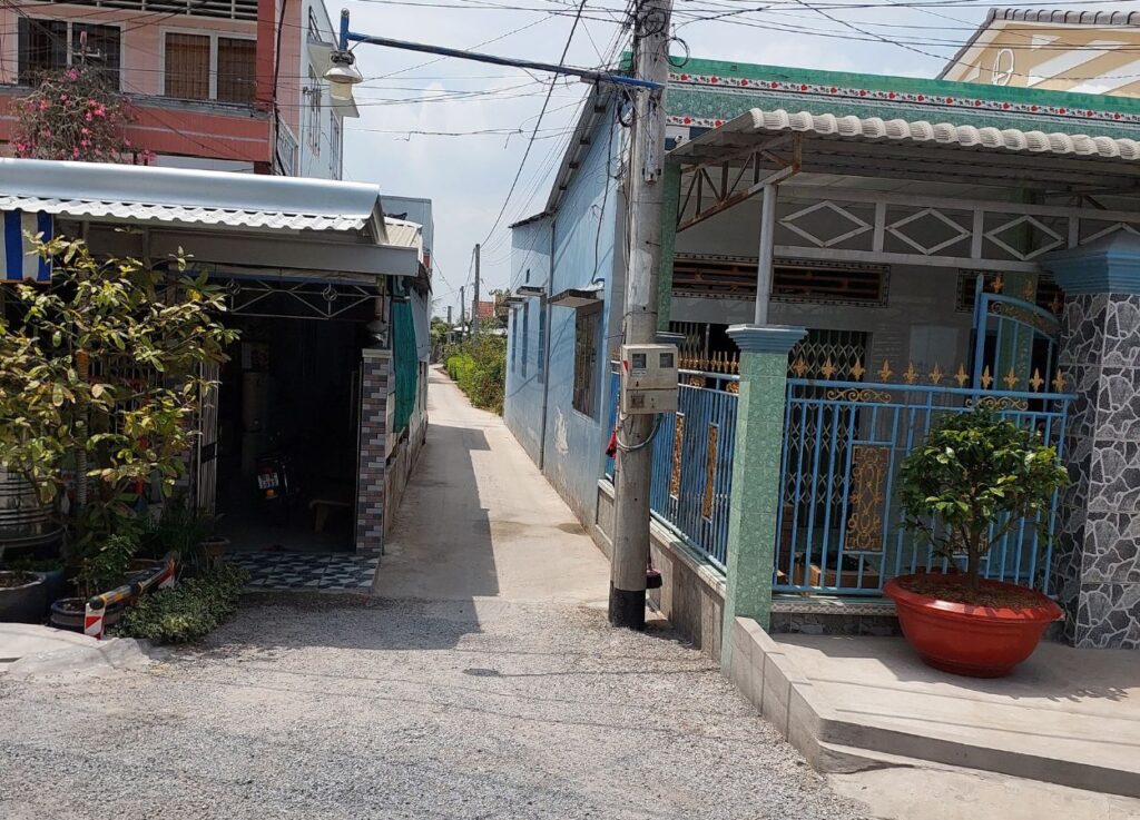 Hẻm bê tông dẫn vào lô đất rộng sổ hồng chính chủ tại An Thạnh Thủy