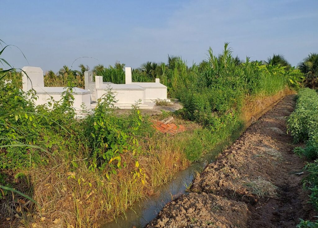 Đất rộng sổ hồng chính chủ có khu mộ gia đình nằm giữa lô đất