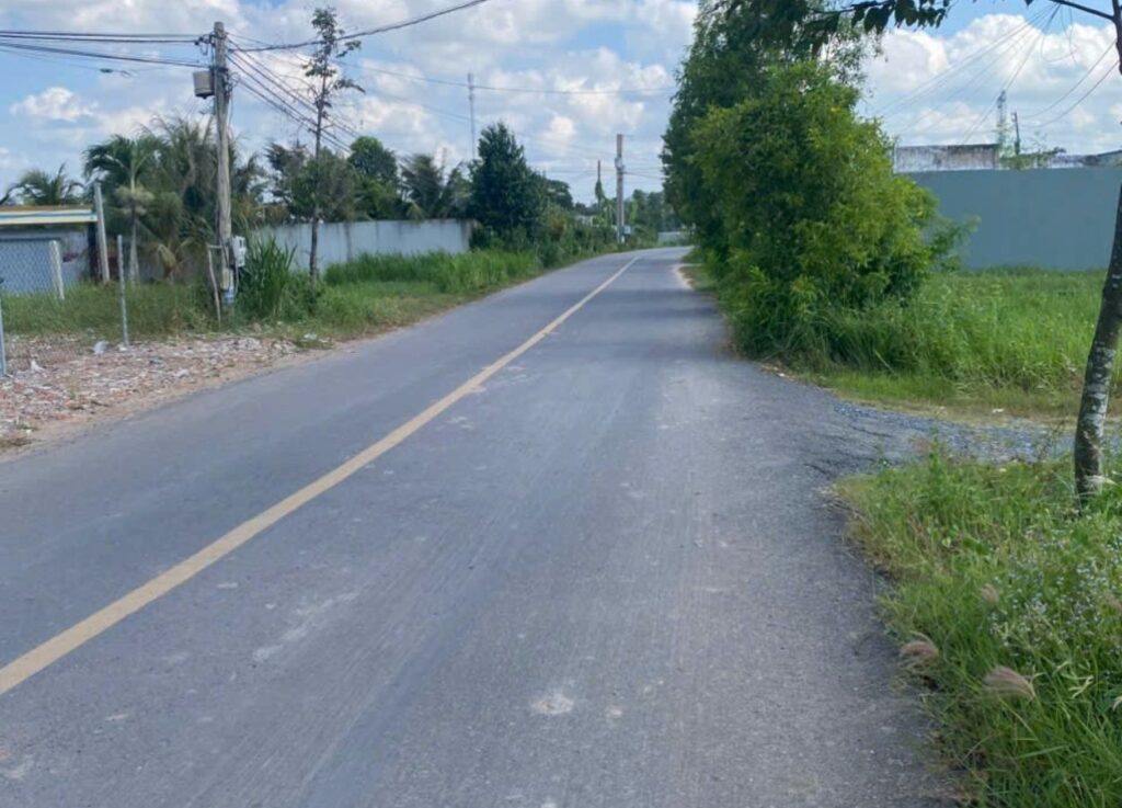 Đường nhựa trước căn nhà vườn nhựa Giồng Lớn, Mỹ Hạnh, Tây Ninh, rộng rãi và thoáng mát, xe hơi vào tận nơi